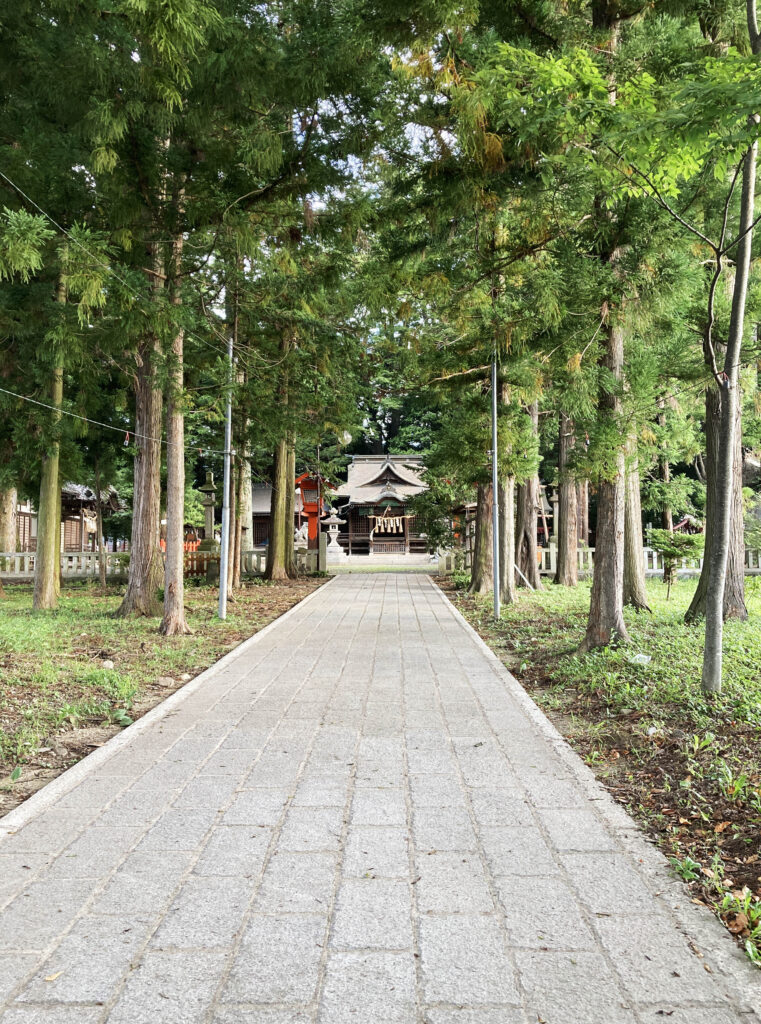 近くにある散歩コースの神社